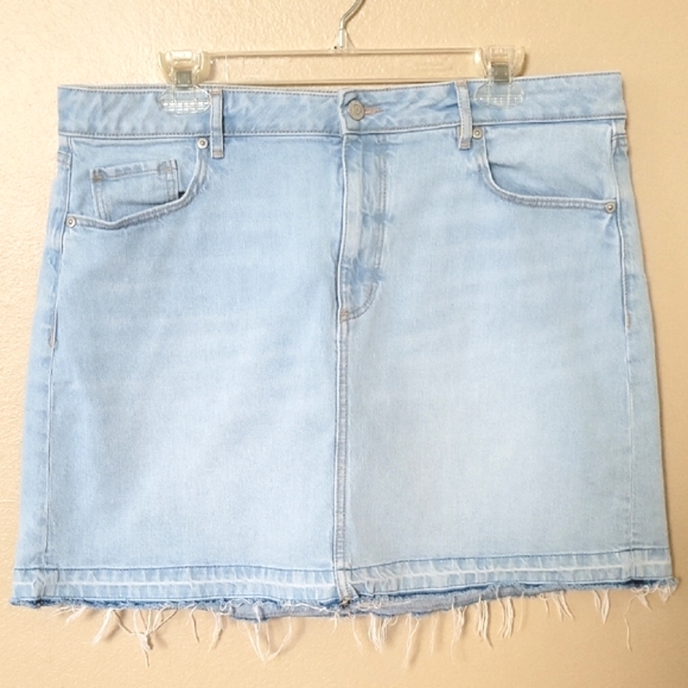 LOFT Light Wash Frayed Hem Denim Skirt - Size 14